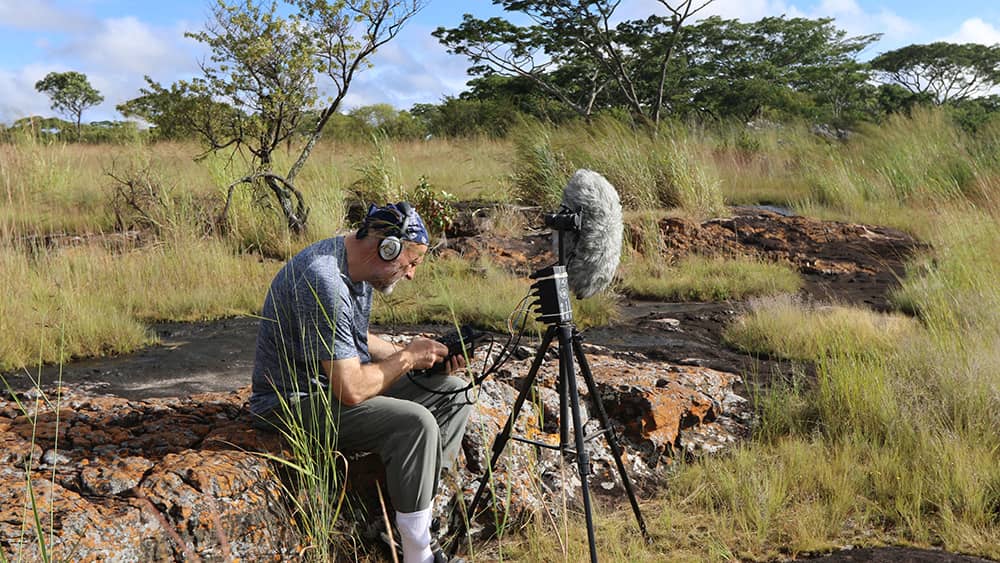 Tohtori Bryan Pijanowski, Purduen yliopiston Discovery Park Center for Global Soundscapes -osaston johtaja kuvattuna Tansaniassa